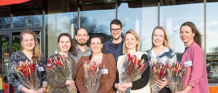 Vlnr: Machteld Boonstra, Daphne Naessens, Mariano A. Molina Beitia, Wendy Dankers, Niels Waterval, Anne van der Spek, Margot Morssinkhof en Elza Dianne van Deel, Van Harte Gefotografeerd