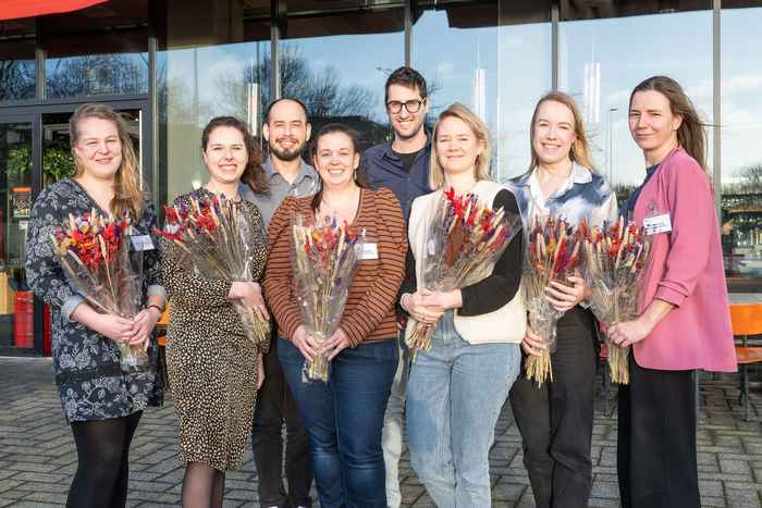 Vlnr: Machteld Boonstra, Daphne Naessens, Mariano A. Molina Beitia, Wendy Dankers, Niels Waterval, Anne van der Spek, Margot Morssinkhof en Elza Dianne van Deel, Van Harte Gefotografeerd